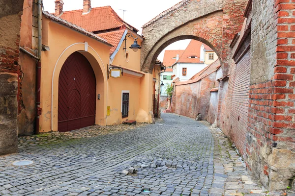 Casco antiguo en el centro histórico de Sibiu, Rumania — Foto de Stock