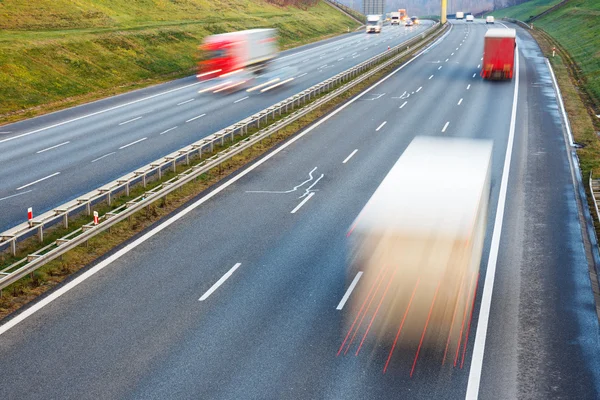 Traffico su un'autostrada — Foto Stock