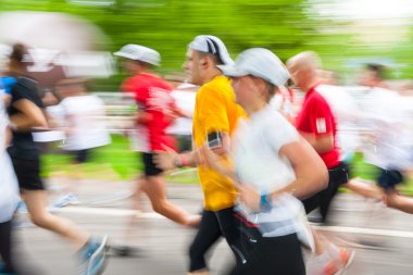 Krakow, Polonya - 18 Mayıs: cracovia maraton. koşucular şehir sokak üzerinde 18 Mayıs 2014 yılında krakow, Polonya 