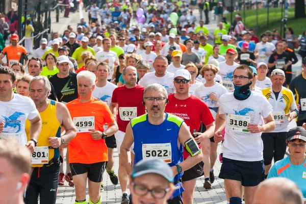 KRAKOW, POLAND - MAY 18 : Cracovia Marathon. Runners on the city streets on May 18, 2014 in Krakow, POLAND — Stock Photo, Image