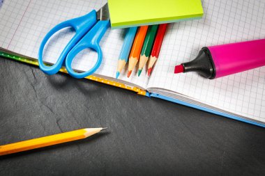 okul malzemeleri siyah arkaplan üzerine