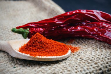 bir tablo üzerinde pul biber