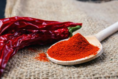 bir tablo üzerinde pul biber