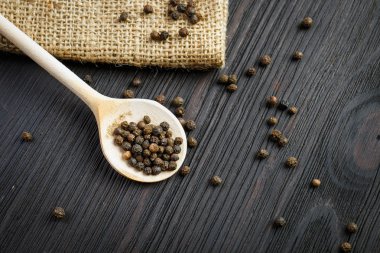 tahta kaşık üzerine karabiber