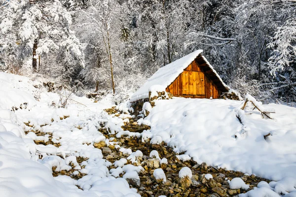 Kleine hut in de bergen — Stockfoto