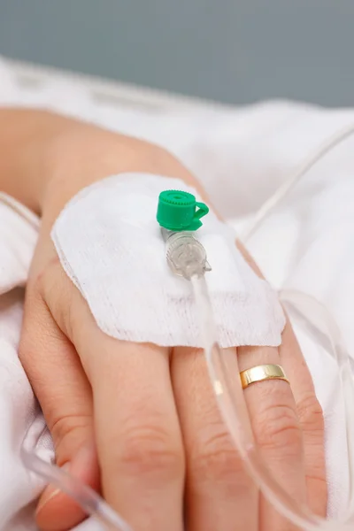 Acercamiento de goteo intravenoso en la mano del paciente — Foto de Stock