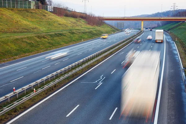 Verkehr auf der Autobahn — Stockfoto