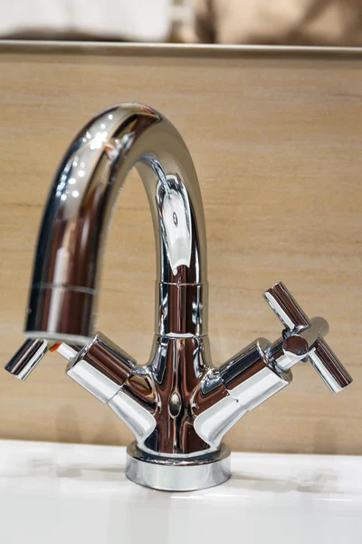 Rubinetto con design moderno in bagno — Foto Stock