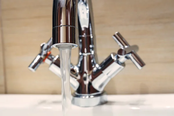 Grifo de agua con diseño moderno en el baño —  Fotos de Stock