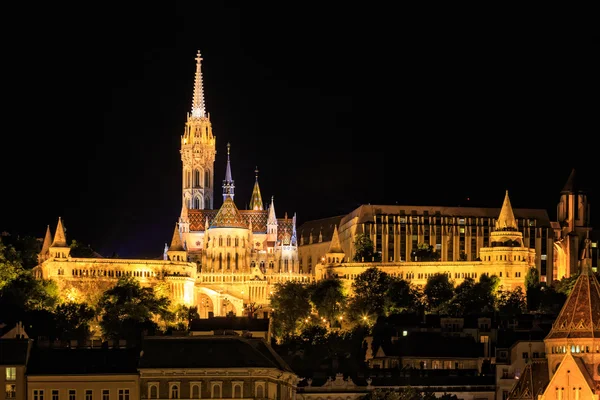 Nacht uitzicht met Matthiaskerk in Boedapest, Hongarije — Stockfoto