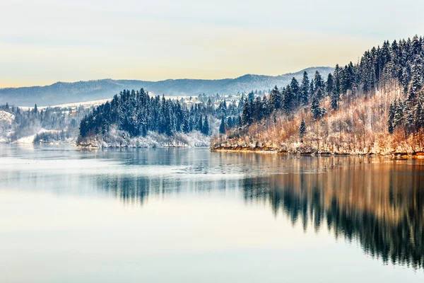 Zimní východ slunce nad jezerem — Stock fotografie