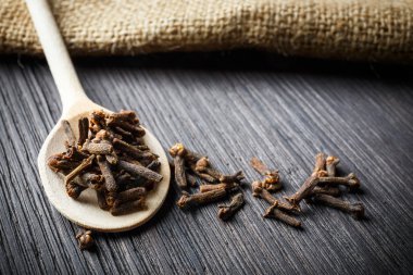 tahta kaşık üzerinde kazık karanfil