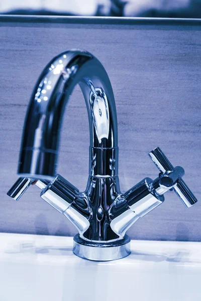 Grifo de agua con diseño moderno en el baño — Foto de Stock