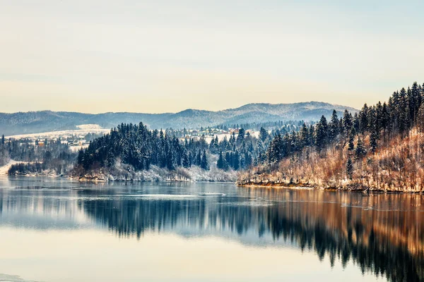 Zimní východ slunce nad jezerem — Stock fotografie