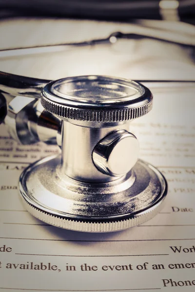 Formulaire de dossier médical avec stéthoscope — Photo