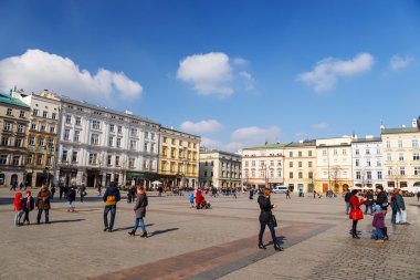 Krakow, Polonya - 07 Mart 2015: tanımlanamayan turist ana Pazar Meydanı önünde St Mary's Basilica, Krakow, Polonya 07 Mart 2015 tarihinde ziyaret etti. Eski şehir unesco mirası listelenen Cracow