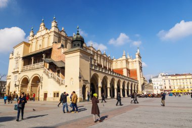 Krakow, Polonya - 07 Mart 2015: The Grand Central Square da Cloth Hall, Krakow, Polonya 07 Mart 2015 bilinen Rönesans Sukiennice önünde bir bahar günde zevk turist
