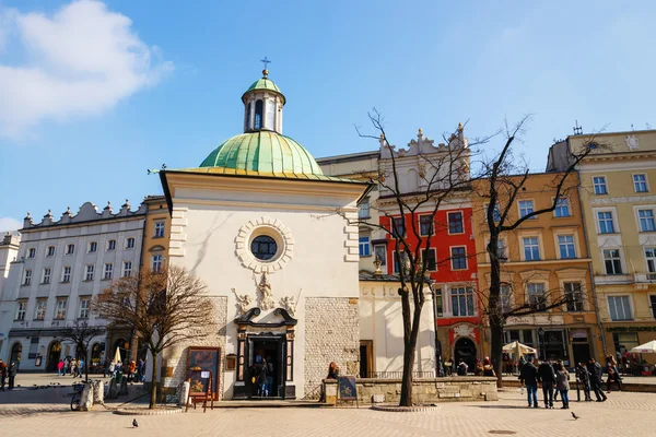 KRAKOW, POLONIA - 07 de marzo de 2015: El edificio de una sola nave de la Iglesia de St. Wojciech en la Plaza del Mercado, construido en el estilo románico, Cracovia, Polonia 07 de marzo 2015 — Foto de Stock