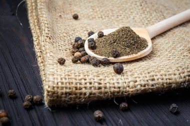 tahta kaşık üzerine karabiber