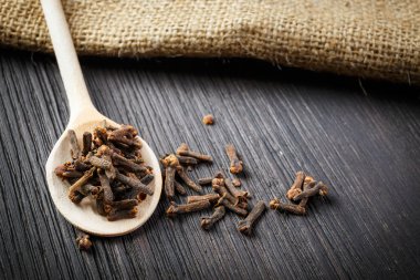 tahta kaşık üzerinde kazık karanfil