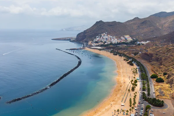 Praia famosa Playa de las Teresitas, Tenerife, Ilhas Canárias, Espanha — Fotografia de Stock
