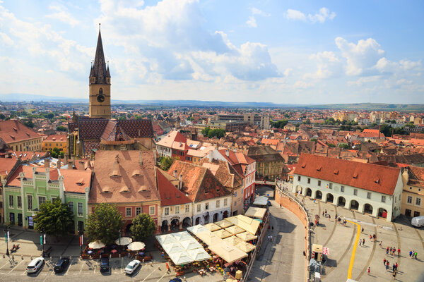 Сибиу, Румыния - 19 июля 2014 года: Староместская площадь в историческом центре Сибиу была построена в 14 веке, Румыния
