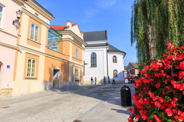 Wadowice, Poland - September 07, 2014: Tourists visit the city center of Wadowice. Wadowice is the place of birth of Pope John Paul II — Stock Photo, Image