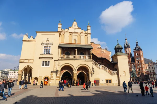 KRAKOW, POLAND - March 07 2015: Unidentified tourists visiting main market square in Krakow, Poland on March 07 2015. Old town of Cracow listed as unesco heritage site — 图库照片