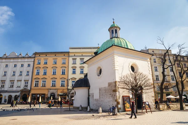 Krakau, Polen - 07. März 2015: Unbekannte Touristen besuchen den Hauptmarkt in Krakau, Polen am 07. März 2015. — Stockfoto