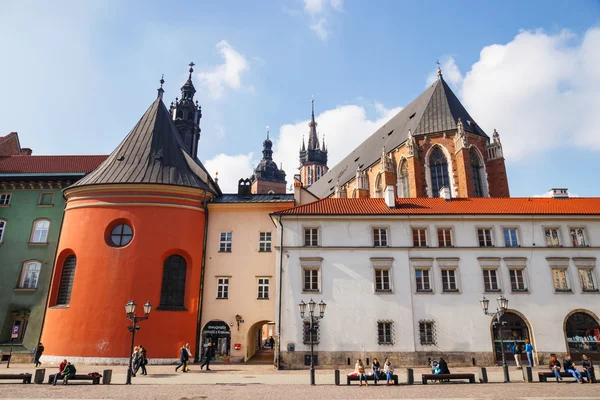 KRAKOW, POLONIA - 07 de marzo de 2015: Turistas no identificados visitan la pequeña plaza del mercado en Cracovia, Polonia, el 07 de marzo de 2015. Casco antiguo de Cracovia declarado patrimonio de la Unesco —  Fotos de Stock