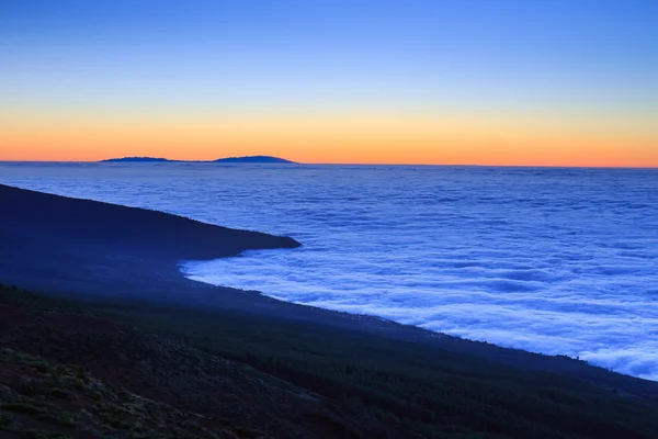 テネリフェ島、カナリア諸島、スペイン最後太陽の光と海の水の上の雲を空撮 — ストック写真