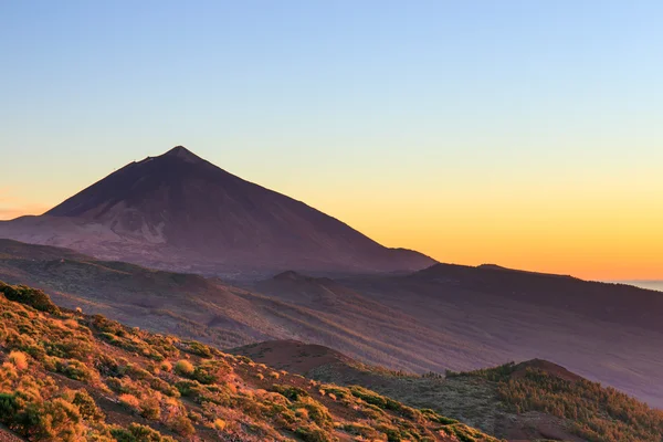 Puesta de sol sobre el volcán del Teide, Tenerife, Islas Canarias, España — Foto de Stock