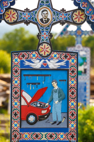 SAPANTA, RUMANIA - 04 JULIO 2015- El alegre cementerio de Sapanta, Maramures, Rumania. Ese cementerio es único en Rumania y en el mundo . —  Fotos de Stock