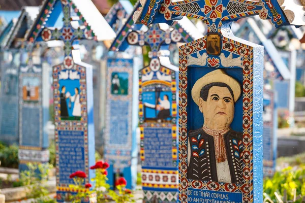 SAPANTA, ROMANIA - 04 LUGLIO 2015- L'allegro cimitero di Sapanta, Maramures, Romania. Quel cimitero è unico in Romania e nel mondo . — Foto Stock