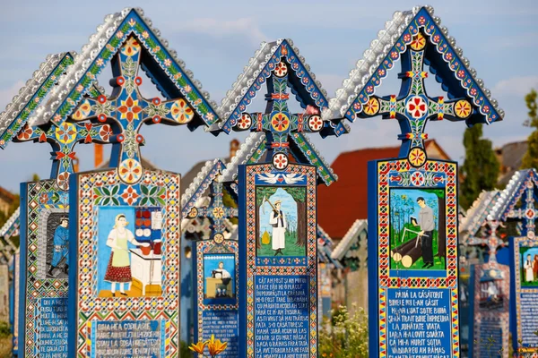 SAPANTA, RUMANIA - 04 JULIO 2015- El alegre cementerio de Sapanta, Maramures, Rumania. Ese cementerio es único en Rumania y en el mundo . — Foto de Stock