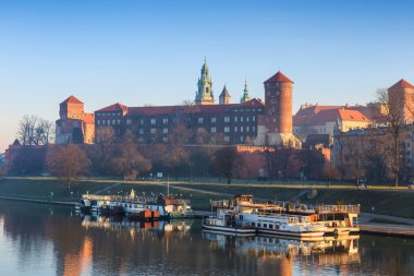 Tarihi royal Wawel Kalesi Krakov, Polonya üzerinde gündoğumu
