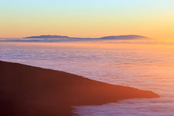 テネリフェ島、カナリア諸島、スペイン最後太陽の光と海の水の上の雲を空撮 — ストック写真