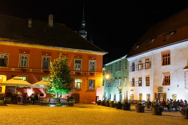 SIGHISOARA, ROMANIA - JULY 07: Night view of historic town Sighisoara on July 07, 2015. City in which was born Vlad Tepes, Dracula — Stock Photo, Image