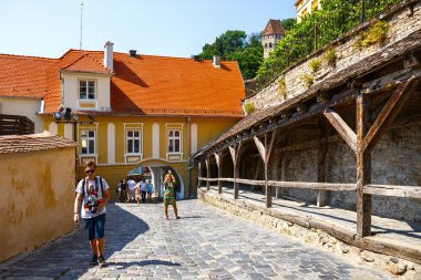Sighisoara, Romanya - Temmuz 08: tanımlanamayan turist tarihi kent Sighisoara 08 Temmuz 2015 üzerinde yürüme. Hangi şehirde Vlad Tepes, Drakula doğdu