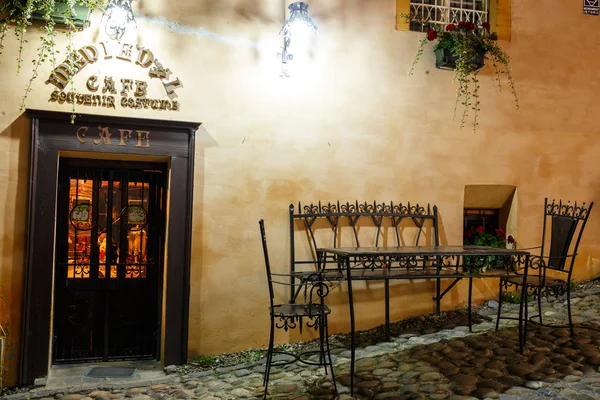 SIGHISOARA, RUMANIA - 07 DE JULIO: Vista nocturna de la histórica ciudad de Sighisoara el 07 de julio de 2015. Ciudad en la que nació Vlad Tepes, Drácula — Foto de Stock