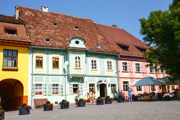 SIGHISOARA, ROMANIA - JULY 08: Unidentified tourists walking in historic town Sighisoara on July 08, 2015. City in which was born Vlad Tepes, Dracula — Stock Photo, Image