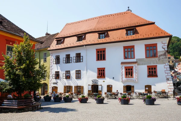 SIGHISOARA, ROMÉNIA - JULHO 08: Turistas não identificados caminhando na cidade histórica de Sighisoara em 08 de julho de 2015. Cidade em que nasceu Vlad Tepes, Drácula — Fotografia de Stock