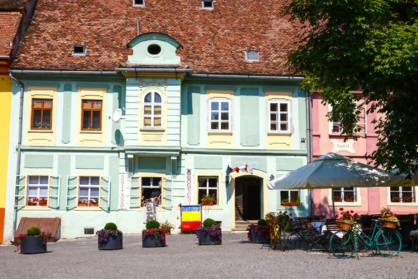 SIGHISOARA, RUMANIA - 08 DE JULIO: Turistas no identificados caminando por la histórica ciudad de Sighisoara el 08 de julio de 2015. Ciudad en la que nació Vlad Tepes, Drácula —  Fotos de Stock