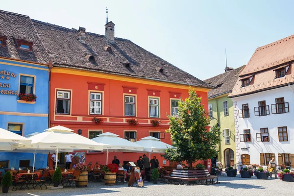 SIGHISOARA, ROMÉNIA - JULHO 08: Turistas não identificados caminhando na cidade histórica de Sighisoara em 08 de julho de 2015. Cidade em que nasceu Vlad Tepes, Drácula — Fotografia de Stock