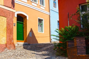 Ortaçağ sokak görünümü Sighisoara, Romanya