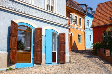 Ortaçağ sokak görünümü Sighisoara, Romanya