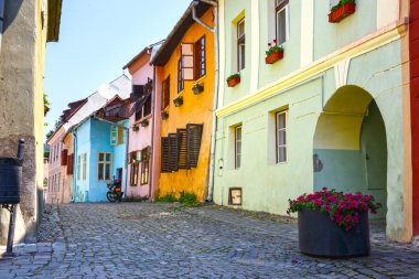 Ortaçağ sokak görünümü Sighisoara, Romanya