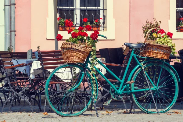 Gammal rostig cykel med blommor — Stockfoto