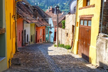 Ortaçağ sokak görünümü Sighisoara, Romanya