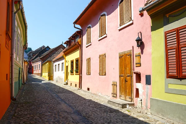 Sighsoara, रोमानिया मध्ये मध्ययुगीन रस्त्यावर दृश्य — स्टॉक फोटो, इमेज